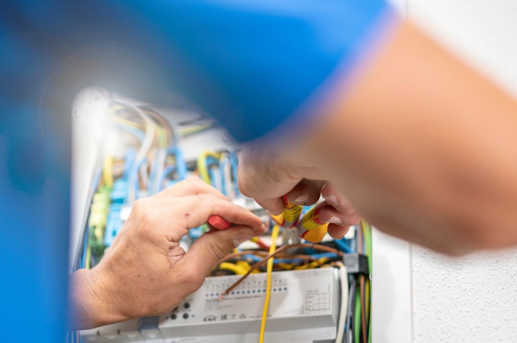 Elektriker am Sicherungskasten